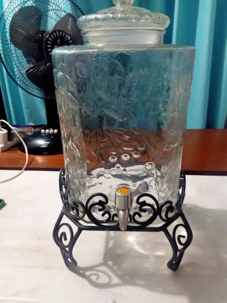 Water dispenser kaca