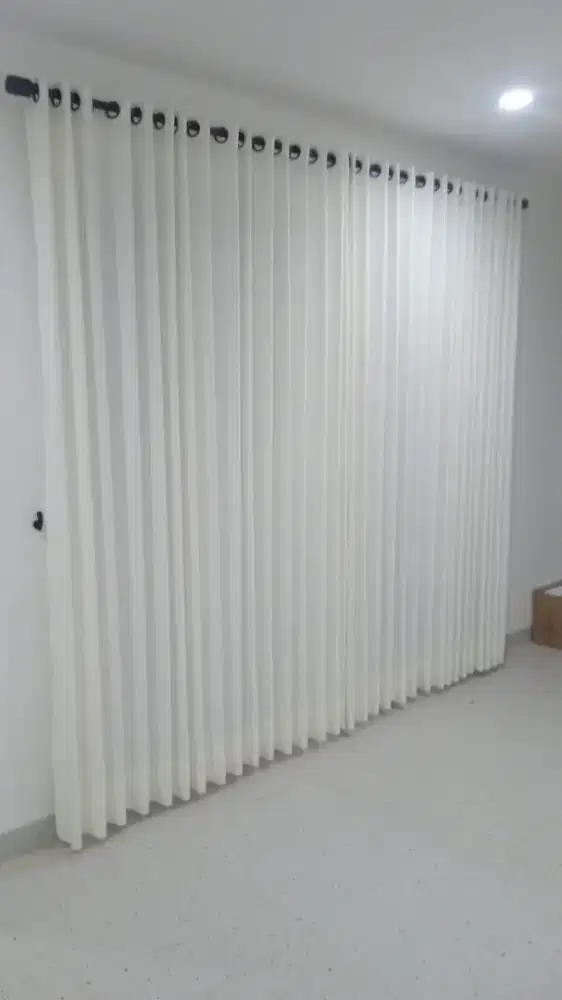 gorden penyekat ruangan white