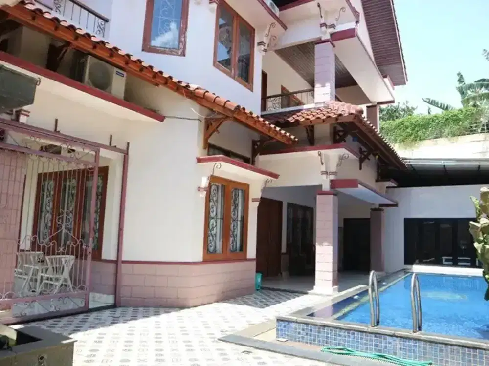 Dijual Cepat Rumah Megah dan Berlokasi Strategis di Pesona Khayangan