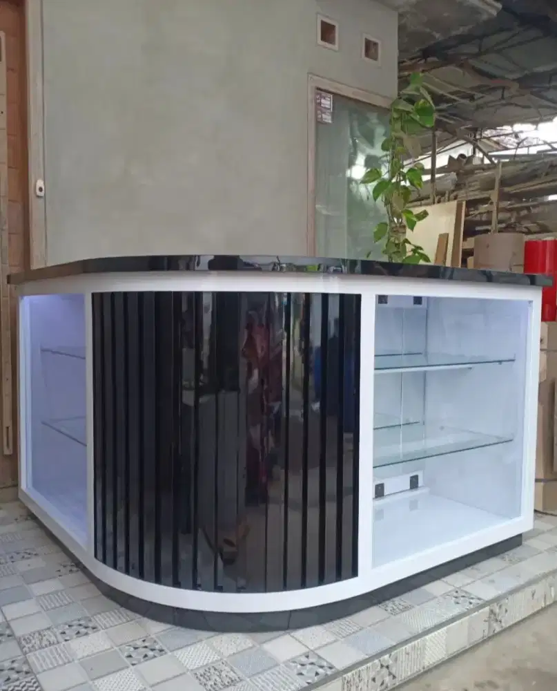 Meja etalase display toko