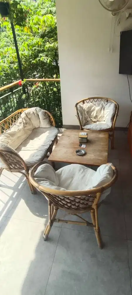 DIJUAL! 1 set Kursi dan Meja untuk Interior Rumah