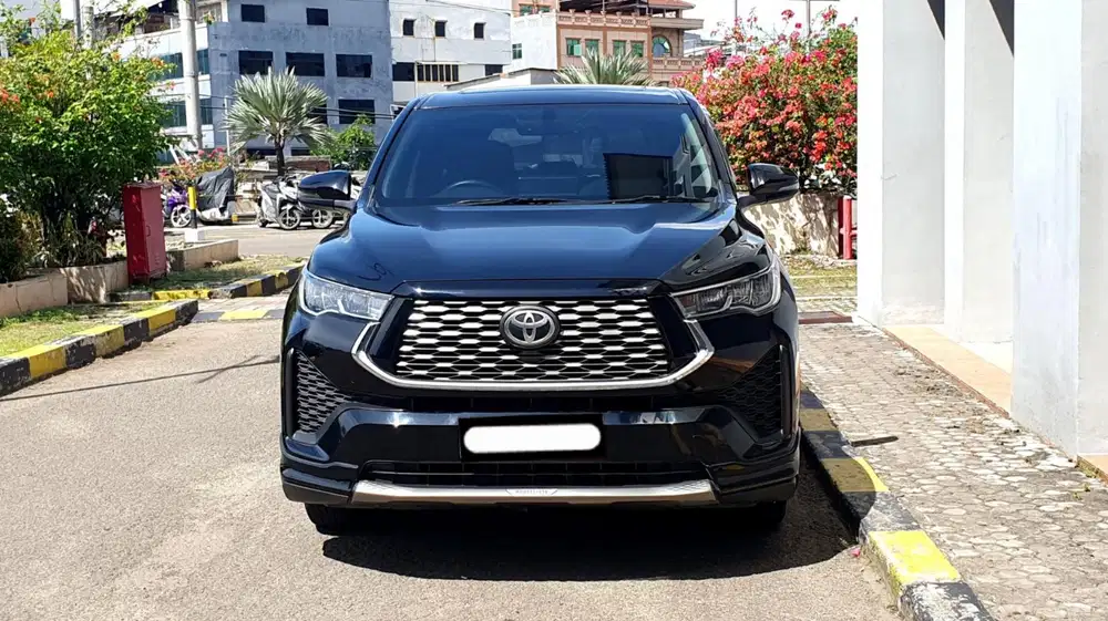 Toyota zenix v hybrid modelista 2023 hitam