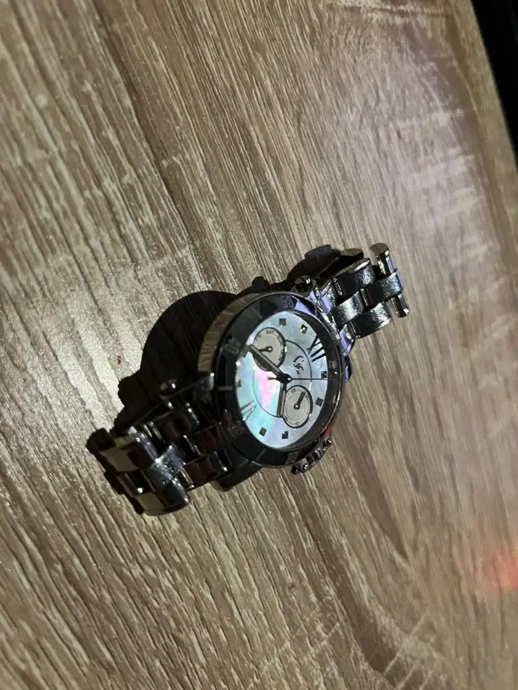 Jam tangan wanita guess collection