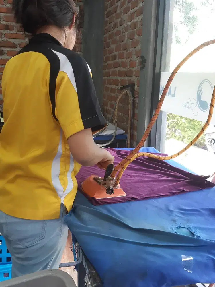 PETUGAS PACKING, CUCI, GOSOK UAP LAUNDRY