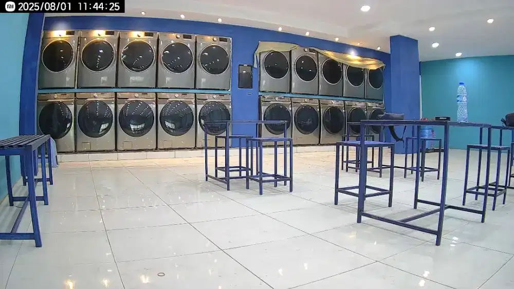 Lowongan staf penjaga outlet.