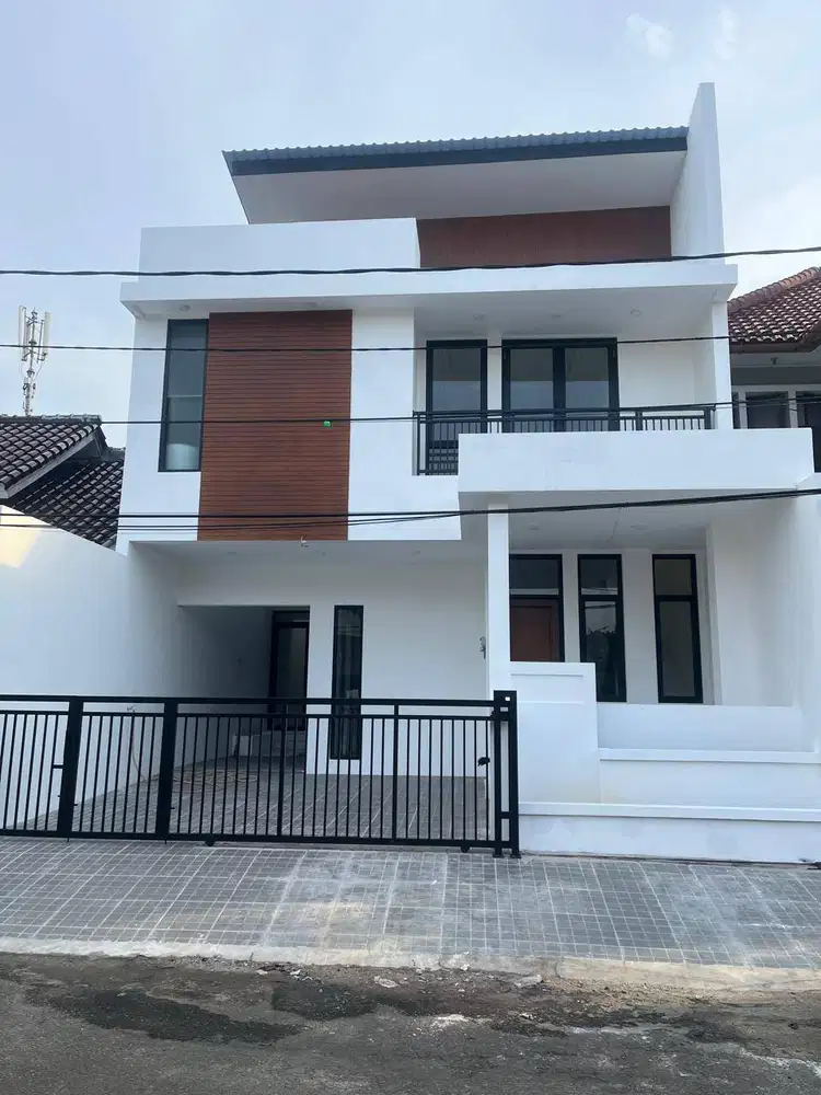 Dijual Rumah 2 Lantai, Bangunan Baru, di Regency Melati Mas