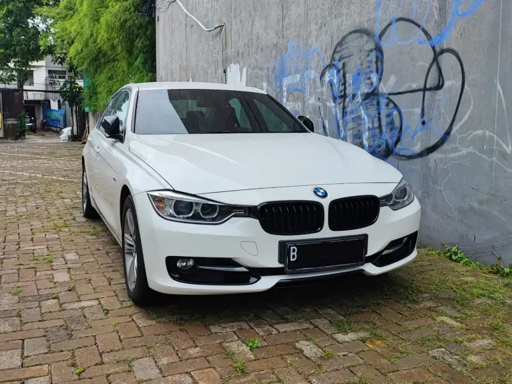 BMW 320i F30 Sport Tahun pembuatan 2015 Mint Condition