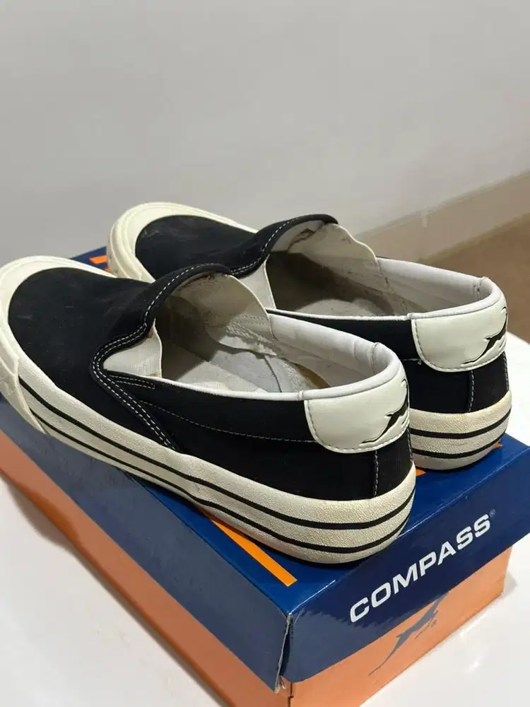 Sepatu Compass Retograde Slip On