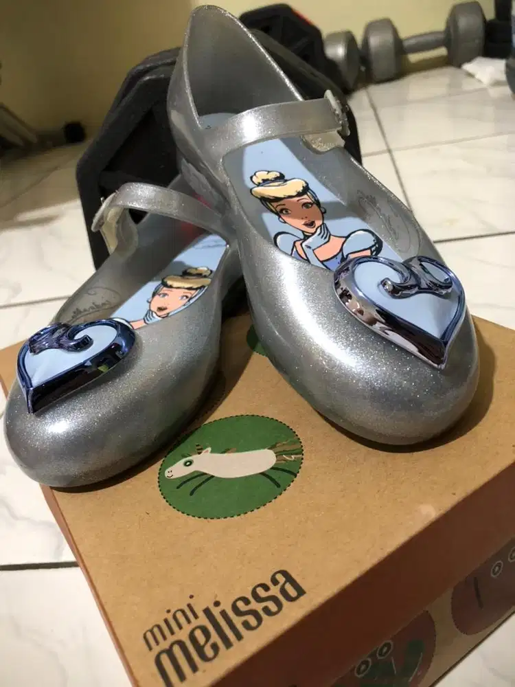 Sepatu anak perempuan