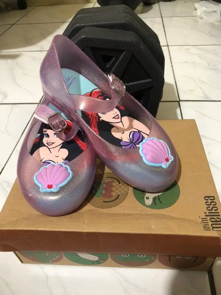 Sepatu anak perempuan