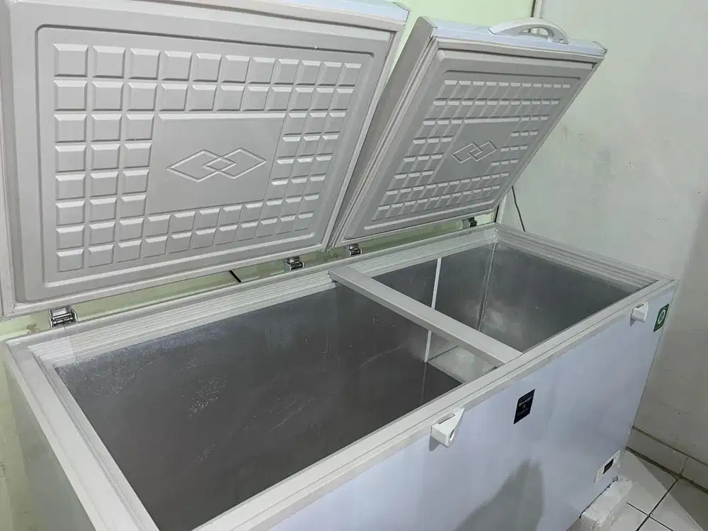 Frizer Frizer Sharp frv600 1 bln pakai