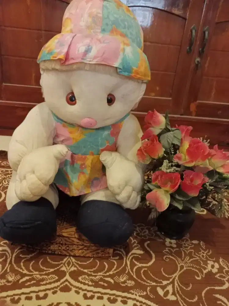 Boneka Jadul Dan Bunga