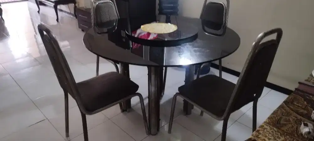 Meja Makan Kaca + 4 kursi Besi Chrome