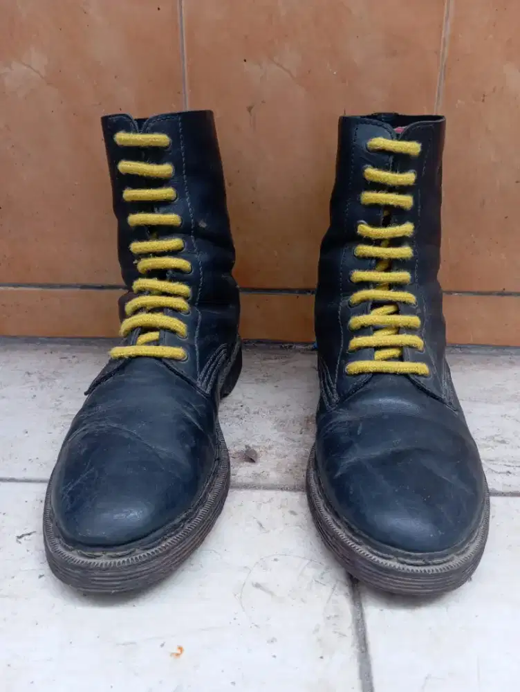 Sepatu boots lokal size 43 hole 10