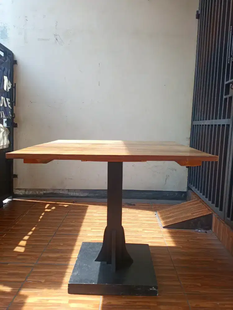 Meja kotak ukuran 80 cm persegi