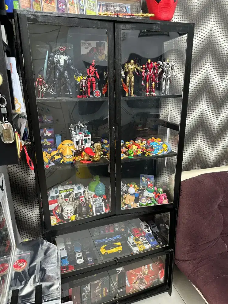 Lemari action figure dan serba guna