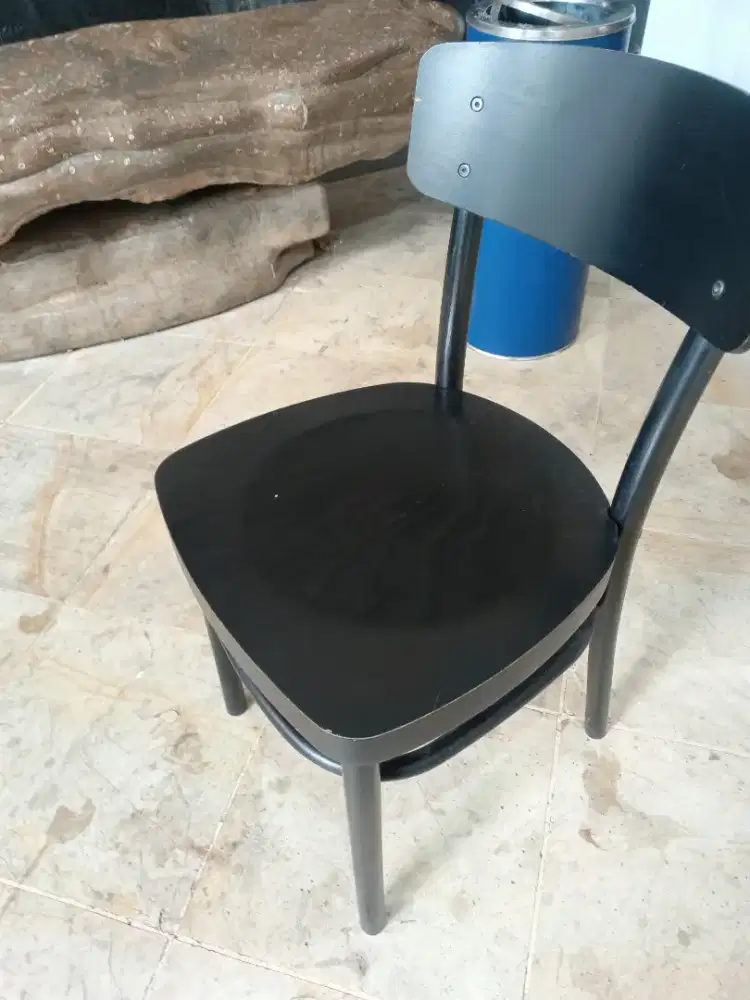 Kursi kayu warna hitam