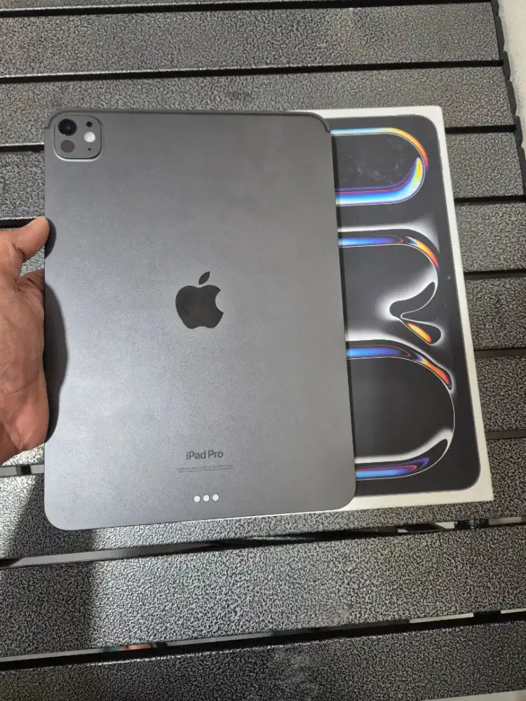 iPad pro M4 11 256gb WiFi only space black like new