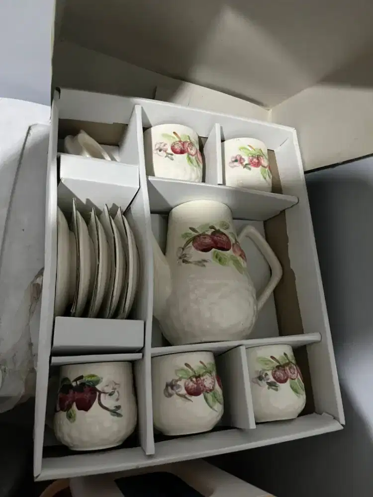 Cangkir kopi buat tamu