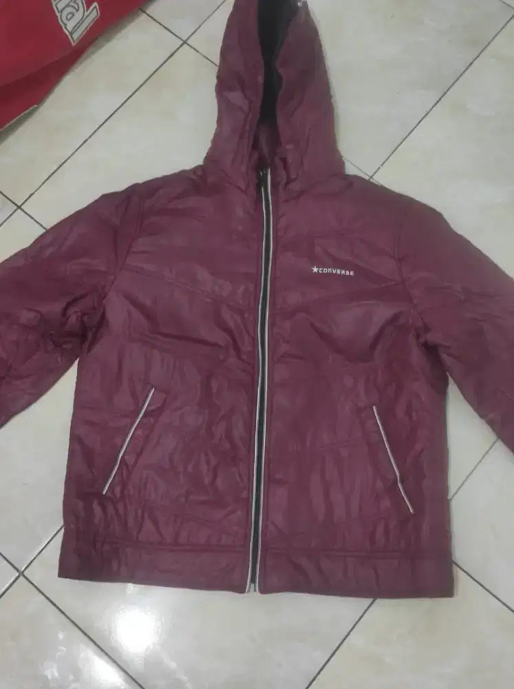 Jaket Converse merah marun