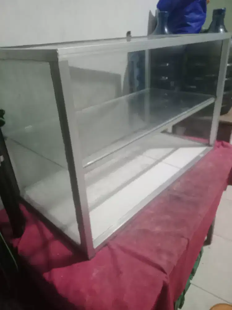 Etalase kondisi baru tapi bekas