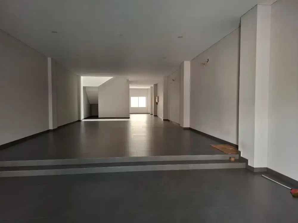 Disewakan ruko bagus 4lt Jl. Otista