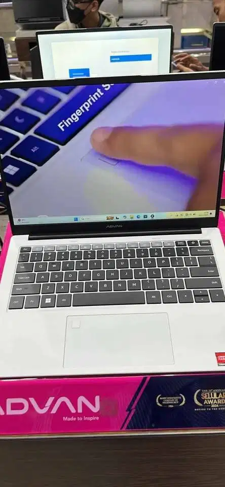 Advan x Darbotz WorkPlus Ryzen 7 7735HS 16GB SSD 512GB 14″ WUXGA W11