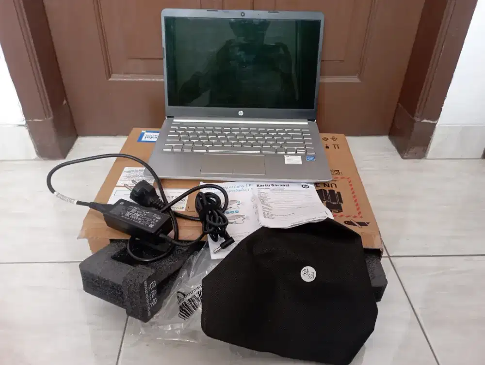 Laptop HP 14S-CF2516TU dijual murah masih ada dus dan kartu garansi
