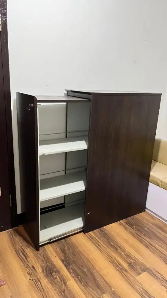 Lemari sepatu serbaguna