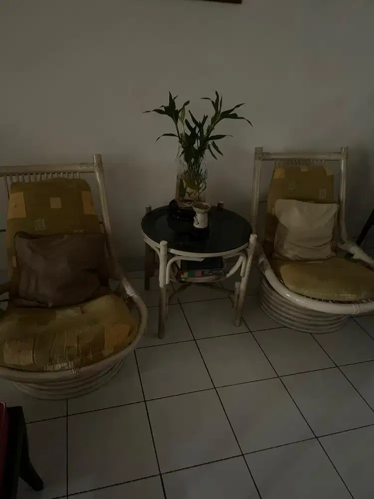 Dijual 2 kursi rotan lama dan 1 meja bulat