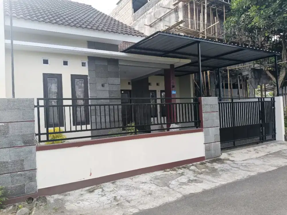 Disewakan rumah belakang SD model Maguwoharjo jl Dahlia sono