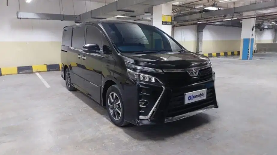 Pajak Panjang TDP 16JT - Toyota Voxy 2.0 Bensin-AT 2020 Hitam