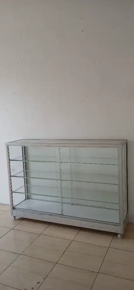 Etalase kaca ukuran 1,5 m