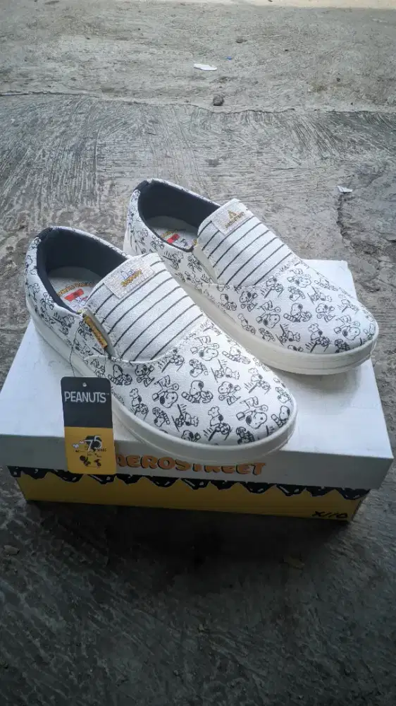 Sepatu slip on X Snoopy putih