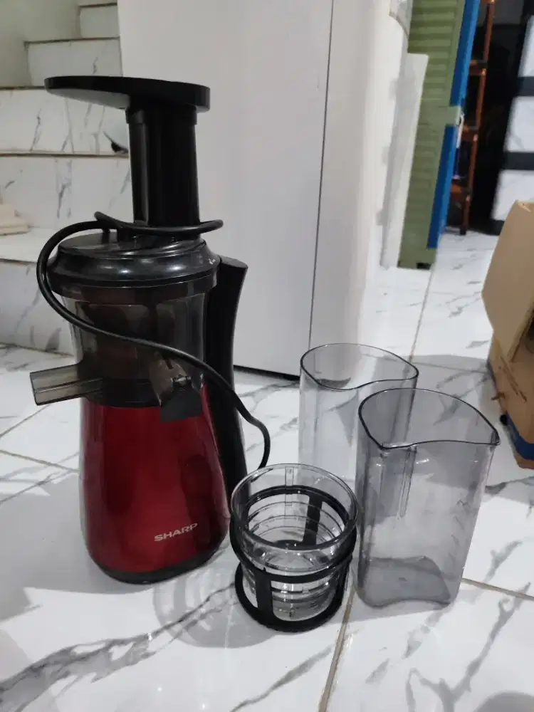 Slow juicer sharp