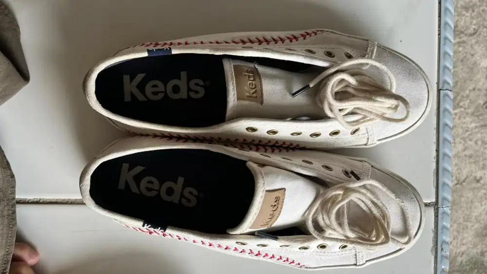 SEPATU KEDS 2 pasang