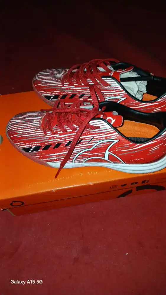 Sepatu futsal bekas baru 1x pemakaian uk 37