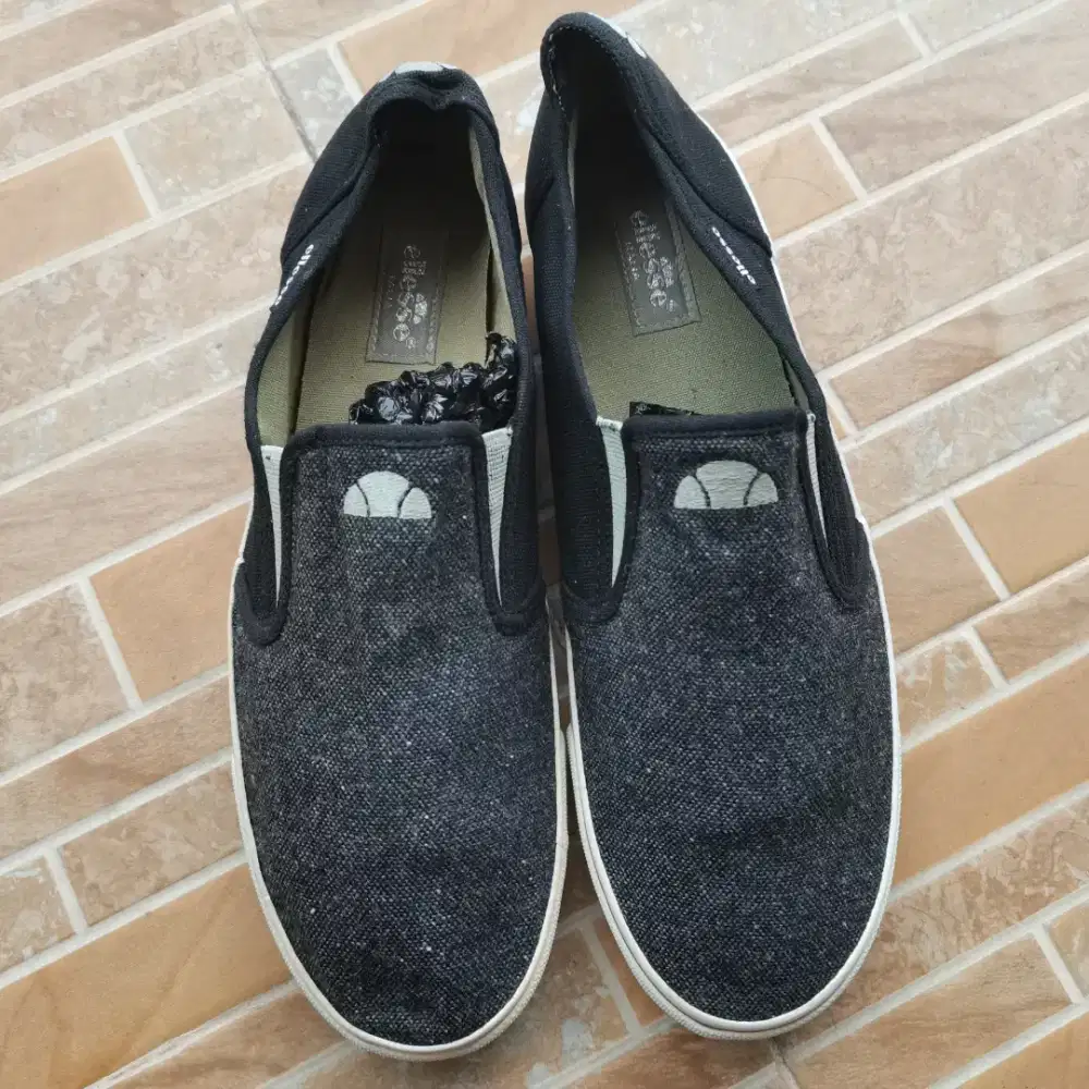1075. SEPATU SLIPON ELLESSE CANVAS SIZE 42   RELOVED