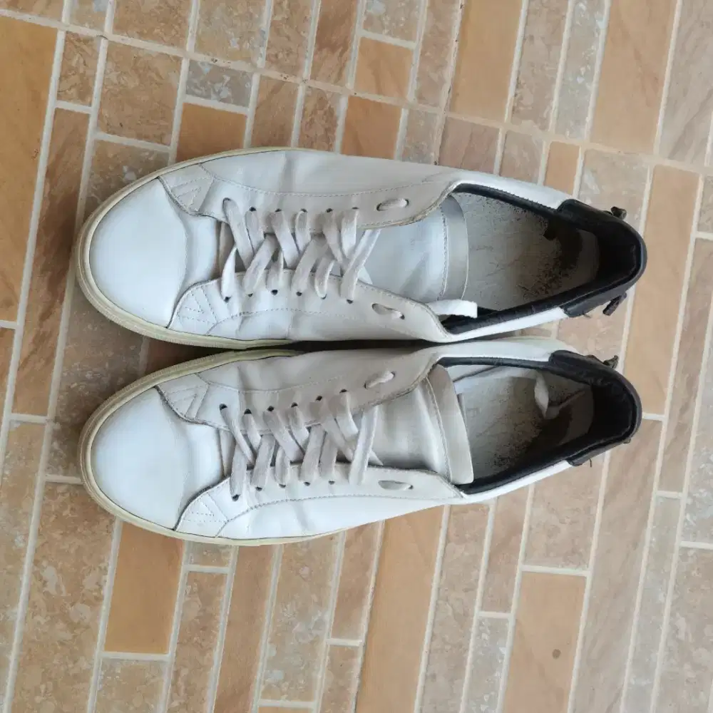 1066. SEPATU G1V3NCHY WARNA PUTIH SIZE 43 PRELOVED