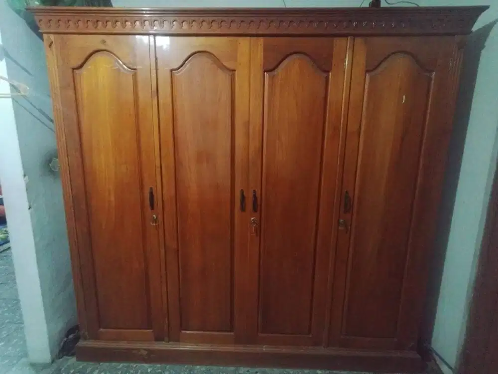 LEMARI JATI TUA 4 PINTU