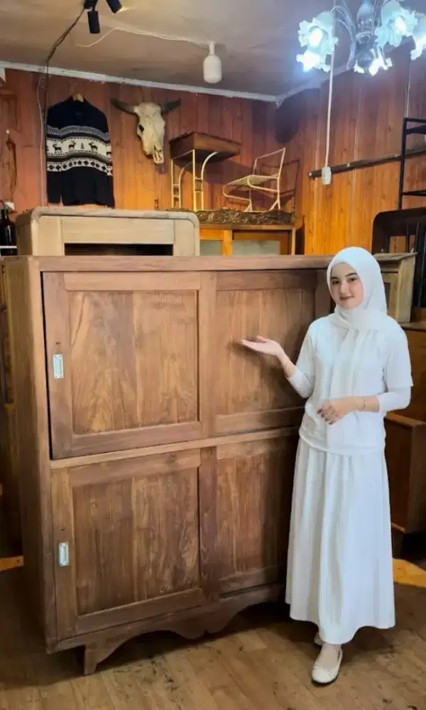 Lemari sliding 
jati tua

dimensi
P125cm 
T149cm
L49cm