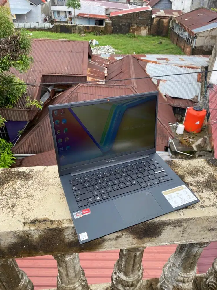 Laptop Asus VivoBook E1404F Ryzen 3-7320 Ram 8:/512 GB Garansi 13 bln