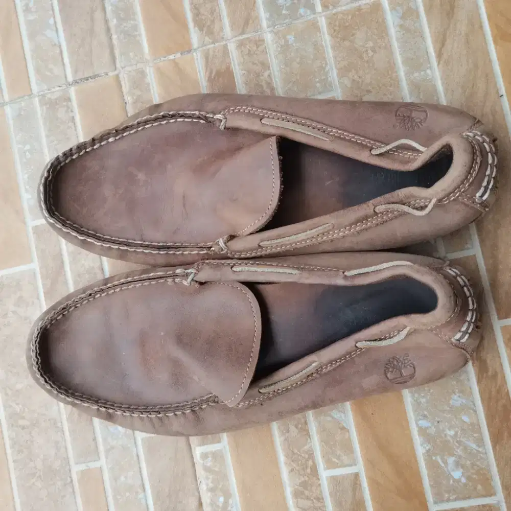 1011. SEPATU KULIT SLIP ON TIMBERLAND SUEDE SIZE 44  PRELOVED