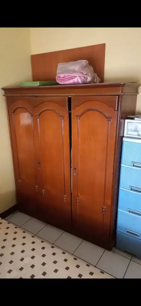 Dijual cepat lemari 3 pintu kayu bagus minim lecet