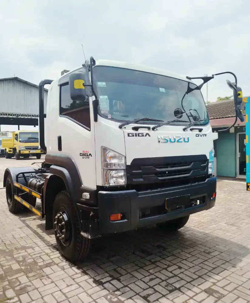 ISUZU GIGA TRACTOR HEAD GVR PRIME MOVER KEPALA TRAILER HINO TRAKTOR
