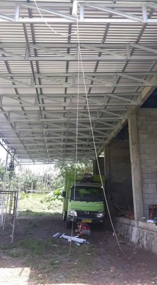 Tukang pasang baja ringan