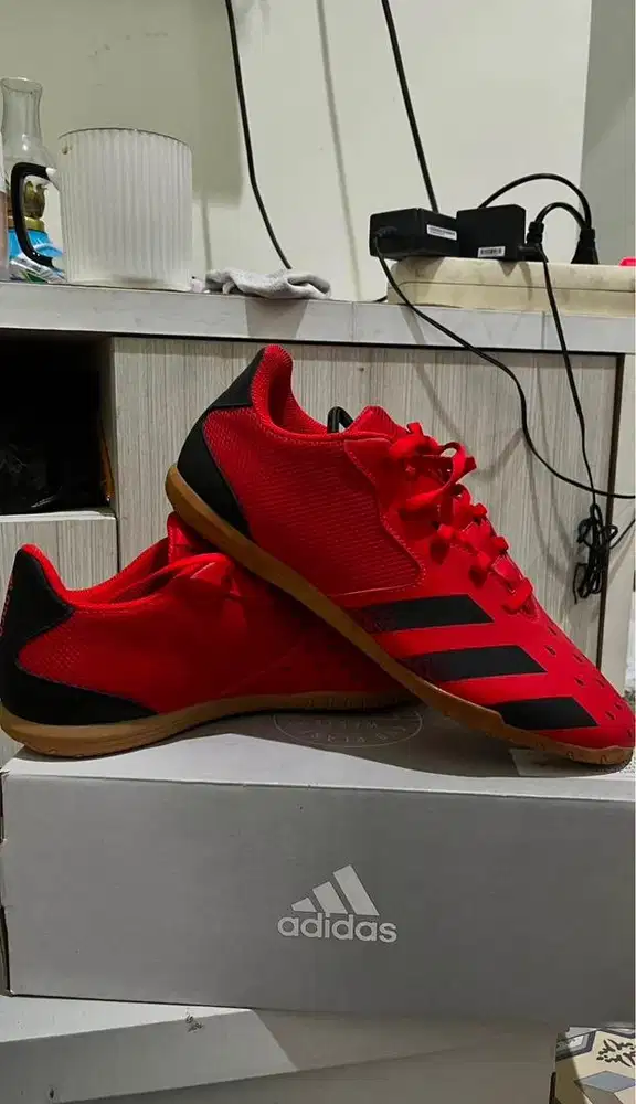 Sepatu futsal adidas