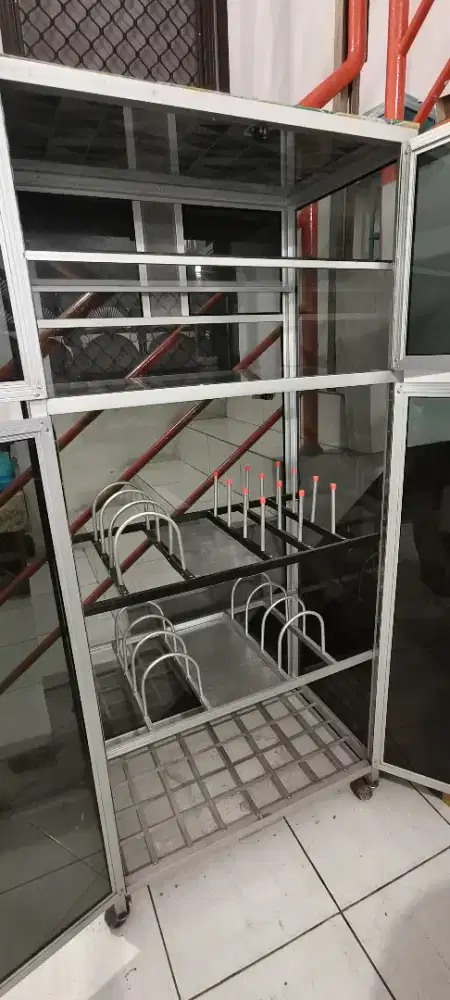 Lemari dapur rak piring dan peralatan dapur