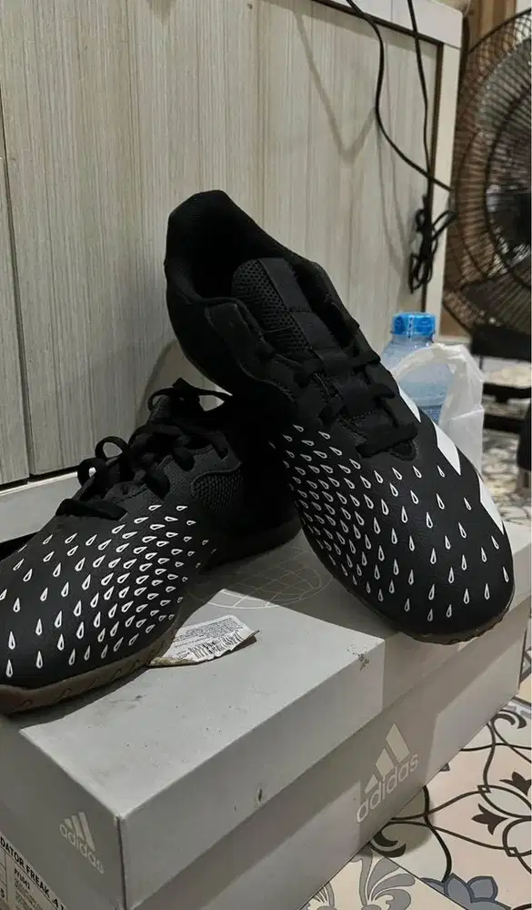 Sepatu futsal adidas