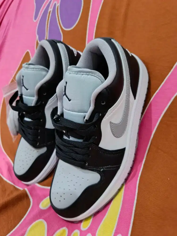 Air Jordan Low Smoke Grey
Size 37½ Insole 23,5cm